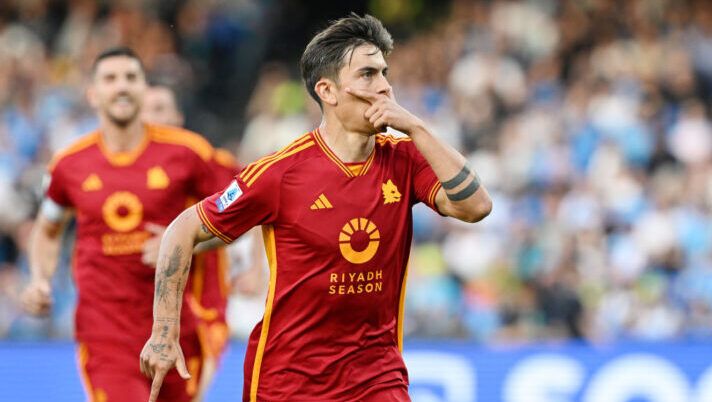NAPLES, ITALY - APRIL 28: Paulo Dybala of AS Roma celebrates his side first goal during the Serie A TIM match between SSC Napoli and AS Roma - Serie A TIM at Stadio Diego Armando Maradona on April 28, 2024 in Naples, Italy. (Photo by Francesco Pecoraro/Getty Images) (Photo by Francesco Pecoraro/Getty Images) CorSport: “Dybala si allena in gruppo da tre giorni, la sua possibile gestione” - immagine 1