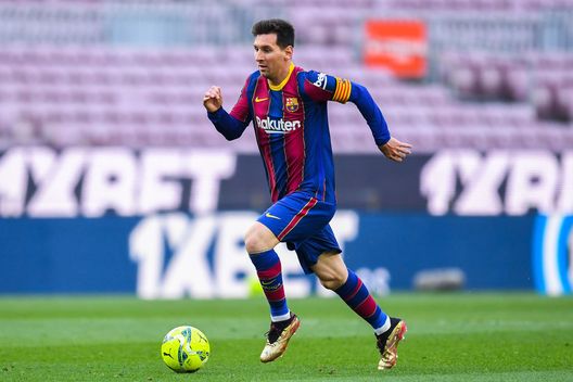Lionel Messi in azione con la maglia del Barcellona (Foto di David Ramos/Getty Images) Lamine Yamal può raggiungere i livelli di Messi?- immagine 4
