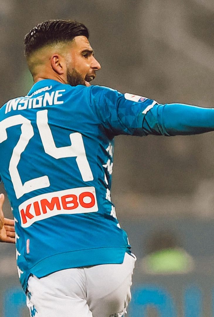 Poco più di 3 ore separano Inter-Napoli dal suo fischio d'inizio. Valevole per la 19ª giornata di Serie A, la gara andrà in scena alle 20:45 odierno. Nel frattempo, per smorzare l'attesa, l'account Instagram della società partenopea ha pubblicato un post composto da dodici fotografie, una per ogni battaglia che ha avuto per protagoniste, nella splendida cornice di San Siro, la compagine nerazzurra e quella campana. Un viaggio che va a ritroso: dalla stagione più recente, ovvero la 2024/25, fino ad arrivare all'annata 2013/14.