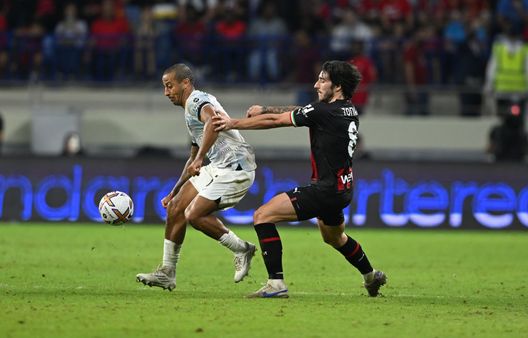 DUBAI, UNITED ARAB EMIRATES - DECEMBER 16: Sandro Tonali of AC Milan competes for the ball with Thiago Alcantara of Liverpool during the Dubai Super Cup match between Liverpool and AC Milan at Al Maktoum Stadium on December 16, 2022 in Dubai, United Arab Emirates. (Photo by Claudio Villa/AC Milan via Getty Images) Milan e Liverpool: dopo Istanbul c’è sempre Atene- immagine 18
