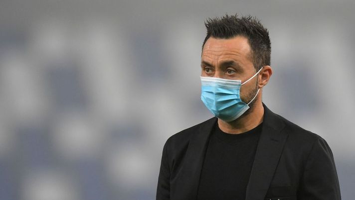 REGGIO NELL'EMILIA, ITALY - OCTOBER 23: Roberto De Zerbi head coach of US Sassuolo looks on during the Serie A match between US Sassuolo and Torino FC at Mapei Stadium - Città del Tricolore on October 23, 2020 in Reggio nell'Emilia, Italy. (Photo by Alessandro Sabattini/Getty Images) Sassuolo, in convocati di De Zerbi per il Toro: assenti Romagna e Bourabia - immagine 1