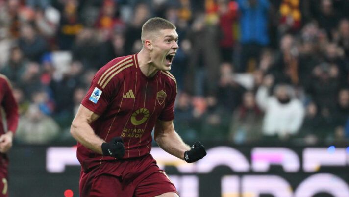 UDINE, ITALY - JANUARY 26: AS Roma player Artem Dovbyk celebrates during the Serie A match between Udinese and AS Roma at Stadio Friuli on January 26, 2025 in Udine, Italy. (Photo by Luciano Rossi/AS Roma via Getty Images) Dovbyk: “Rigore, è andata così con Pellegrini. Cercherò di fare più gol possibili, lo spero” - immagine 1