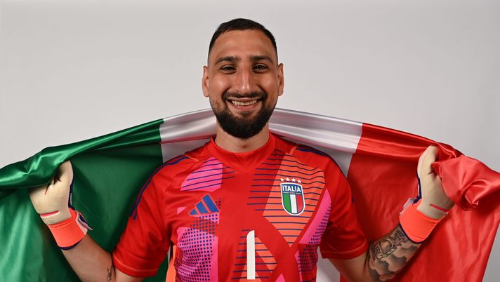 FLORENCE, ITALY - JUNE 08: Gianluigi Donnarumma of Italy poses for a portrait during the Italy portrait session ahead of the UEFA EURO 2024 Germany at Centro Tecnico Federale di Coverciano on June 08, 2024 in Florence, Italy. (Photo by Claudio Villa/Getty Images) Donnarumma: “Barella per noi molto importante. Sta lavorando e si farà trovare pronto” - immagine 1