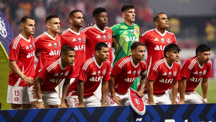 PORTO ALEGRE, BRAZIL - NOVEMBER 24: Players of Internacional pose for a photo prior to a match between Internacional and Santos as part of Brasileirao 2025 at Beira-Rio Stadium on November 24, 2025 in Porto Alegre, Brazil. (Photo by Pedro H. Tesch/Getty Images) Internacional-Paranaense: dove vedere la gara del Brasileirao - immagine 1