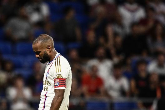 Lacazette, con la fascia di capitano del Lione al braccio. (Photo di Jeff Pachoud/Afp) Lione, Lacazette e Cherki insigniti del titolo di Cavaliere della Repubblica francese- immagine 2