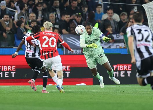 UDINE, ITALY - APRIL 11: Mike Maignan of AC Milanin action during the Serie A match between Udinese and AC Milan at Stadio Friuli on April 11, 2025 in Udine, Italy. (Photo by Claudio Villa/AC Milan via Getty Images)  Maignan pronto al rientro: dagli esami non è emersa alcuna complicazione- immagine 3