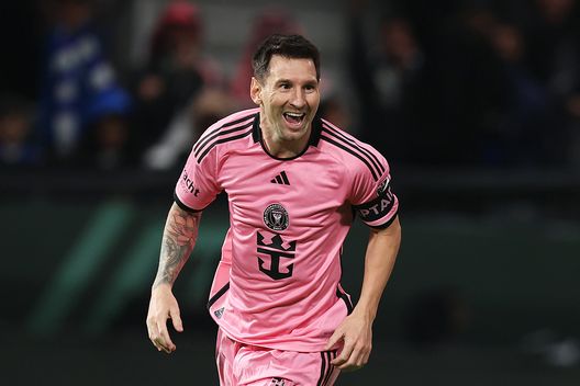 Lionel Messi dell'Inter Miami celebra un gol, poi annullato per fuorigioco, durante la partita della Riyadh Season Cup tra Al Hilal e Inter Miami. (Foto di Yasser Bakhsh/Getty Images) Leo Messi e il ritorno più amaro: “A Parigi non sono mai stato felice”- immagine 4