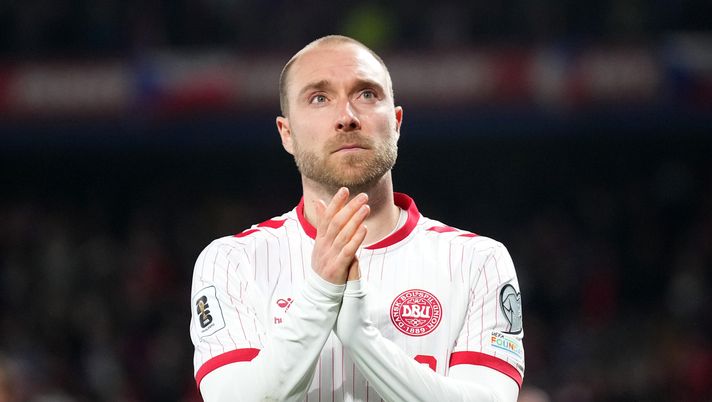 PRAGUE, CZECH REPUBLIC - MARCH 31: Christian Eriksen of Denmark applauds the crowd after the FIFA World Cup 2026 European Qualifiers KO play-offs match between Czechia and Denmark at EPET ARENA on March 31, 2026 in Prague, Czech Republic. (Photo by Gabriel Kuchta/Getty Images) Eriksen, un nuovo collasso in campo: sospesa Danimarca-Ucraina, ma sta bene - immagine 1