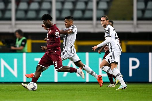 TURIN, ITALY - OCTOBER 15: Alex Sandro of Juventus battles for the ball with Ola Ina of Torino FC during the Serie A match between Torino FC and Juventus at Stadio Olimpico di Torino on October 15, 2022 in Turin, Italy. (Photo by Daniele Badolato - Juventus FC/Juventus FC via Getty Images)