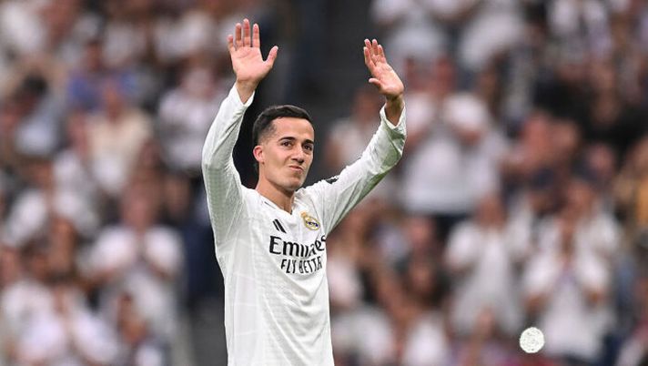 MADRID, SPAIN - MAY 24: Lucas Vazquez of Real Madrid shows appreciation to the fans as he is substituted off the pitch during the LaLiga match between Real Madrid CF and Real Sociedad at Estadio Santiago Bernabeu on May 24, 2025 in Madrid, Spain. (Photo by Denis Doyle/Getty Images) L’ex Real Madrid Lucas Vazquez si è proposto da svincolato in Serie A: ecco cosa filtra - immagine 1