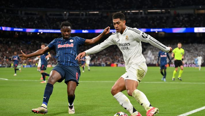 MADRID, SPAIN - JANUARY 22: Jude Bellingham of Real Madrid crosses the ball whilst under pressure from Samson Baidoo of FC Salzburg during the UEFA Champions League 2024/25 League Phase MD7 match between Real Madrid C.F. and FC Salzburg at Estadio Santiago Bernabeu on January 22, 2025 in Madrid, Spain. (Photo by Denis Doyle/Getty Images) Salisburgo Real Madrid