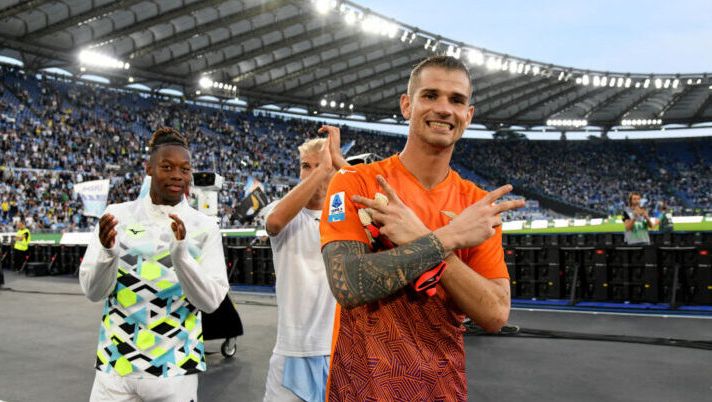 ROME, ITALY - OCTOBER 27: Ivan Provedel of SS Lazio celebrates a victory after the Serie A match between SS Lazio and Genoa at Stadio Olimpico on October 27, 2024 in Rome, Italy. (Photo by Marco Rosi - SS Lazio/Getty Images) Quale portiere schierare alla 11a giornata al fantacalcio: la divisione per fasce- immagine 1