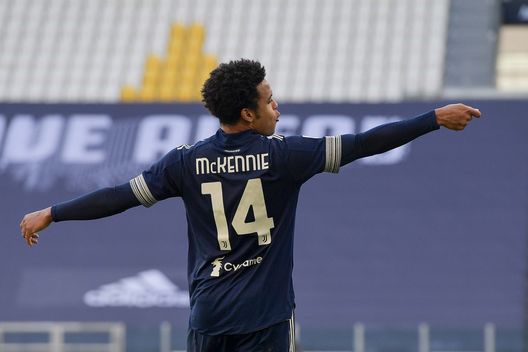 TURIN, ITALY - JANUARY 24: Weston McKennie of Juventus celebrates after scoring his team's second goal during the Serie A match between Juventus and Bologna FC at Allianz Stadium on January 24, 2021 in Turin, Italy. (Photo by Daniele Badolato - Juventus FC/Juventus FC via Getty Images) Nazione: “McKennie-Fiorentina, palla al giocatore. Fissato il prezzo”- immagine 2