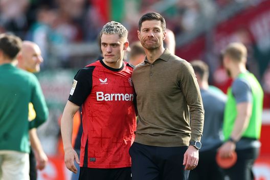 Florian Wirtz con Xabi Alonso. (Photo by Lars Baron/Getty Images) Bayer Leverkusen-Borussia Dortmund: ecco il pronostico di DDD- immagine 3