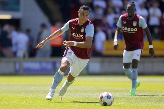 Anwar El Ghazi con la maglia dell'Aston Villa. (Foto di Malcolm Couzens/Getty Images) El Ghazi licenziato nel 2023 dal Mainz per un post sulla Palestina, ora il club deve risarcirlo- immagine 3