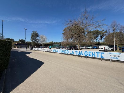 Inter, striscione della Curva Nord: “Testa alta e paura di niente, al tuo fianco…”- immagine 2