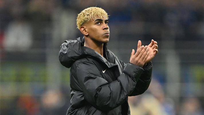 MILAN, ITALY - MAY 06: Lamine Yamal of FC Barcelona looks dejected as he acknowledges the fans after his team's defeat in the UEFA Champions League 2024/25 Semi Final Second Leg match between FC Internazionale Milano and FC Barcelona at Giuseppe Meazza Stadium on May 06, 2025 in Milan, Italy. (Photo by Dan Mullan/Getty Images) Insulti razzisti a Yamal durante il Clásico: arriva la sanzione esemplare - immagine 1