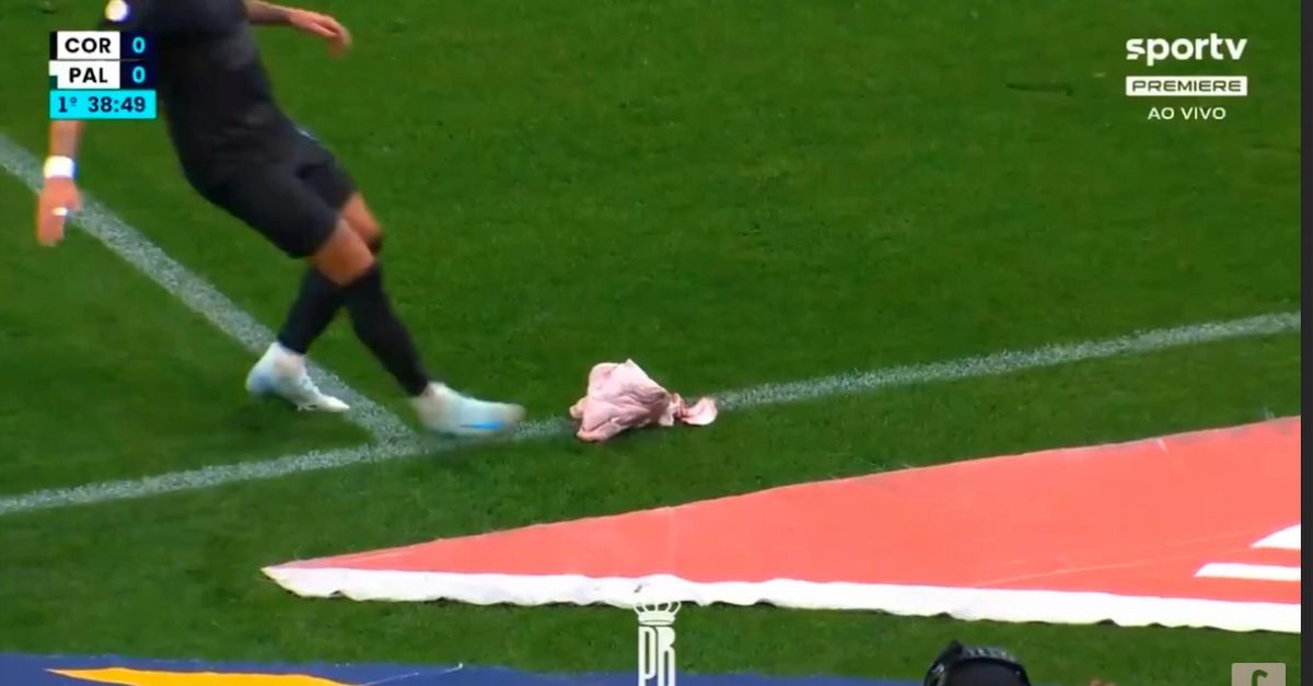 VIDEO / Testa di maiale in campo, i giocatori la calciano via: le immagini folli