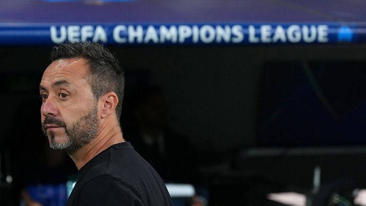 MADRID, SPAIN - SEPTEMBER 16: Robert De Zerbi, Head Coach of Olympique de Marseille, looks on prior to the UEFA Champions League 2025/26 League Phase MD1 match between Real Madrid C.F. and Olympique de Marseille at Estadio Santiago Bernabeu on September 16, 2025 in Madrid, Spain. (Photo by Angel Martinez/Getty Images) Olympique Marsiglia, De Zerbi: “Rigore imbarazzante, dovevamo fare di più”- immagine 1