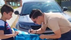 Raspadori cuore d’oro, ferma l’auto e firma la maglia ad un piccolo tifoso azzurro