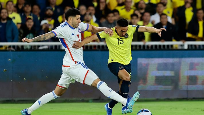 QUITO, ECUADOR - NOVEMBER 21: Angel Mena of Ecuador and Guillermo Maripan of Chile battle for the ball during a FIFA World Cup 2026 Qualifier match between Ecuador and Chile at Estadio Rodrigo Paz Delgado on November 21, 2023 in Quito, Ecuador. (Photo by Franklin Jacome/Getty Images) Torino, quando Maripan spintonò Zapata: il video - immagine 1
