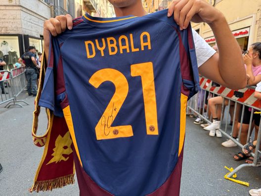 Dybala, la Joya si affaccia al balcone del Roma Store: ovazione di 500 tifosi  LIVE- immagine 2