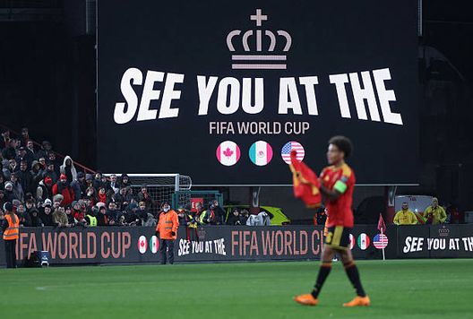 LIEGE, BELGIUM - NOVEMBER 18: Un cartellone con la scritta 'ci vediamo al Mondiale' dopo la qualificazione del Belgio nella partita con il Liechtenstein. (Photo by Omar Havana/Getty Images) Tutto pronto per il sorteggio dei Mondiali: le polemiche e l’ombra di Trump- immagine 3
