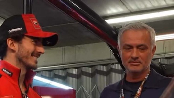 Fotogramma Skysport VIDEO / José Mourinho al GP del Portogallo ospite nei box della Ducati - immagine 1