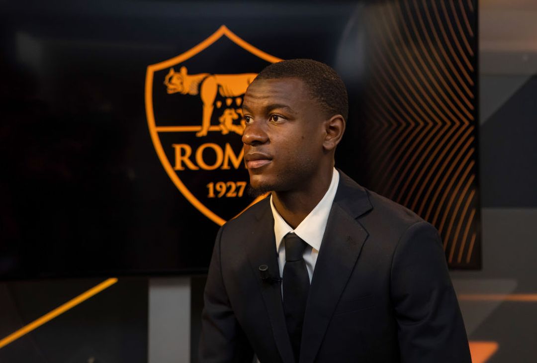 Roma, i primi scatti di Ndicka con la maglia giallorossa – FOTO GALLERY - immagine 4