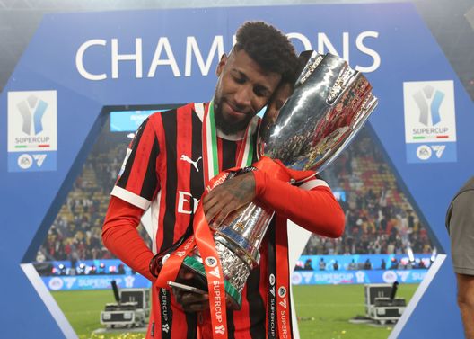 Riyadh, Arabia Saudita - 6 gennaio 2025: Emerson Royal col trofeo della Supercoppa Italiana. (Foto di Claudio Villa/AC Milan via Getty Images) UFFICIALE – Emerson Royal al Flamengo: addio al Milan dopo una stagione- immagine 3