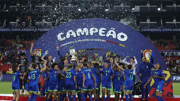 QUITO, ECUADOR - AUGUST 2: Marta Vieira of Brazil lifts the Copa America Femenina trophy after the team's victory following the CONMEBOL Copa America Femenina 2025 Final match between Colombia and Brazil at Rodrigo Paz Delgado Stadium on August 2, 2025 in Quito, Ecuador. (Photo by Franklin Jacome/Getty Images) brasile-vince-copa-america-femminile-2025-colombia-quito-marta-rigori-ecuador