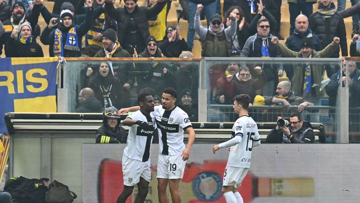 PARMA, ITALY - FEBRUARY 22: Ange-Yoan Bonny of Parma Calcio celebrates scoring his team's first goal with teammates Simon Sohm and Enrico Del Prato of Parma Calcio during the Serie A match between Parma and Bologna at Stadio Ennio Tardini on February 22, 2025 in Parma, Italy. (Photo by Alessandro Sabattini/Getty Images) Parma, verso il Torino: seduta mattutina di allenamento. Del Prato da monitorare - immagine 1
