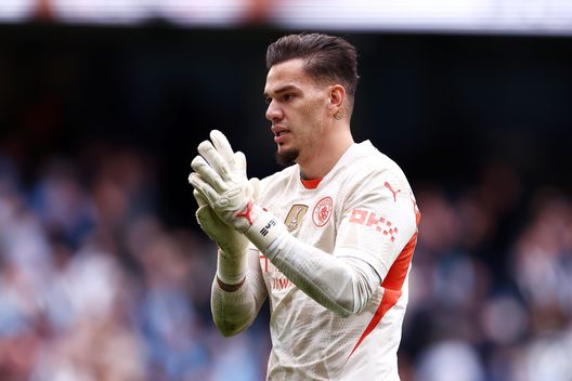 MANCHESTER, INGHILTERRA: Ederson, portiere del Manchester City. (Foto di Naomi Baker/Getty Images) Ederson, la stoccata del preparatore di Courtois: “È il portiere più sopravvalutato”- immagine 2