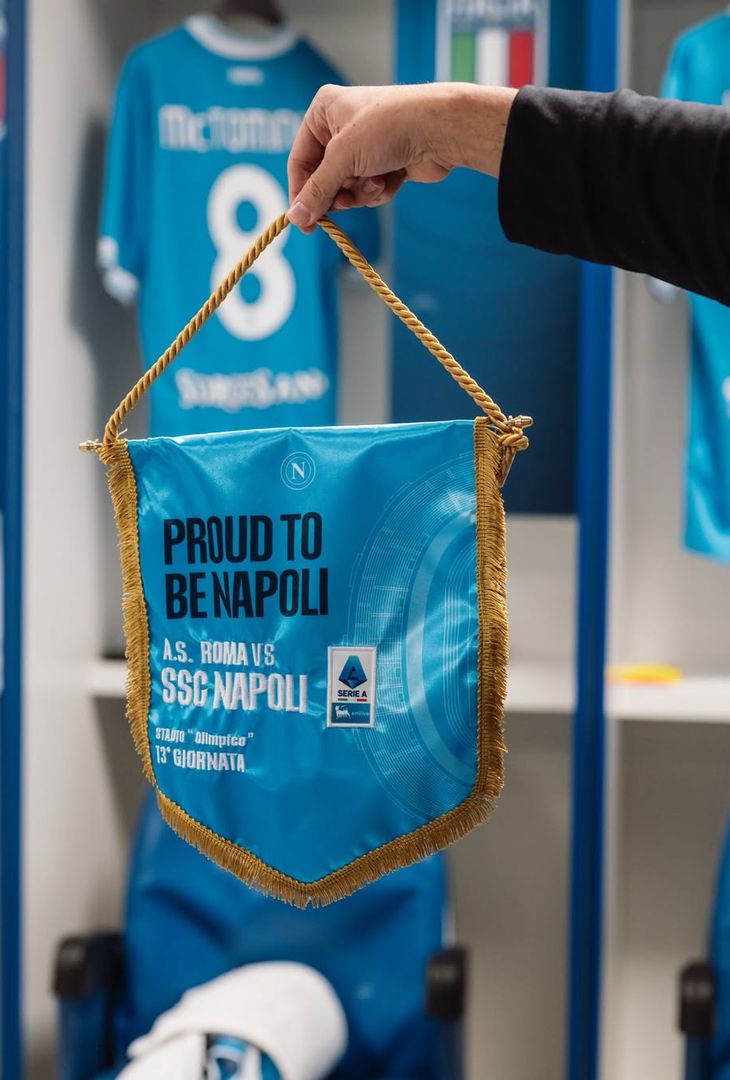Sale l'attesa per il fischio d'inizio, fissato per le 20:45 odierne, di Roma-Napoli, gara valevole per la 13ª giornata del campionato 2025/26 di Serie A. Per l'occasione, la squadra di Antonio Conte, come dimostra il seguente post pubblicato dalla società partenopea sul proprio account Instagram, scenderà in campo con indosso la maglia azzurra. Spunta, inoltre, un indizio per l'undici titolare ospite: tra le foto compaiono le maglie di David Neres e Noa Lang. È quasi certo, dunque, che a scendere in campo stasera sulle fasce siano l'olandese e il brasiliano (ancora una volta, a discapito di Matteo Politano).