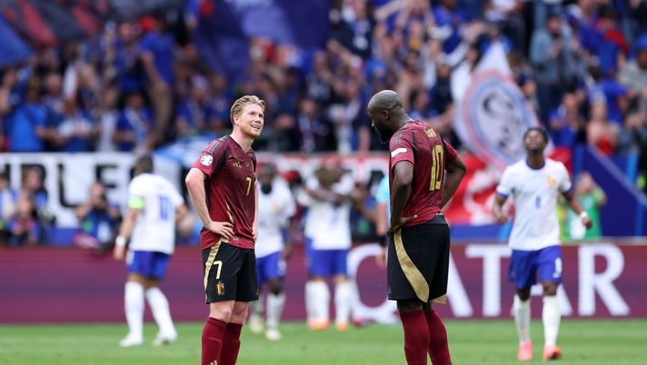 DUSSELDORF, GERMANY - JULY 01: Kevin De Bruyne and Romelu Lukaku of Belgium react after Randal Kolo Muani of France (not pictured) scores his team's first goal during the UEFA EURO 2024 round of 16 match between France and Belgium at Düsseldorf Arena on July 01, 2024 in Dusseldorf, Germany. (Photo by Alex Livesey/Getty Images) belgio