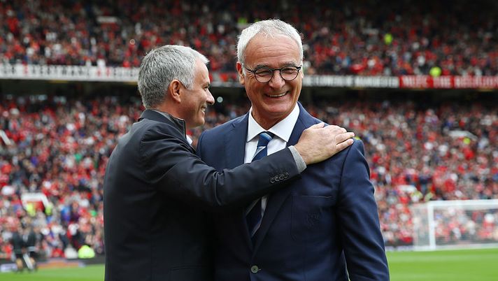 MANCHESTER, ENGLAND - SEPTEMBER 24: Jose Mourinho of Manager of Manchester United (L) embraces Claudio Ranieri, Manager of Leicester City (R) before kick off during the Premier League match between Manchester United and Leicester City at Old Trafford on September 24, 2016 in Manchester, England. (Photo by Clive Brunskill/Getty Images) Ranieri: “Mourinho è una gran persona, diversa da quella che si vede” - immagine 1