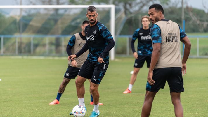 NAPLES, ITALY - OCTOBER 08: SSC Napoli player Leonardo Spinazzola attending the afternoon training at SSC Napoli Training Center in Castel Volturno on October 08, 2024 in Castel Volturno, Caserta, Italy. (Photo by SSC NAPOLI/SSC NAPOLI via Getty Images) conte