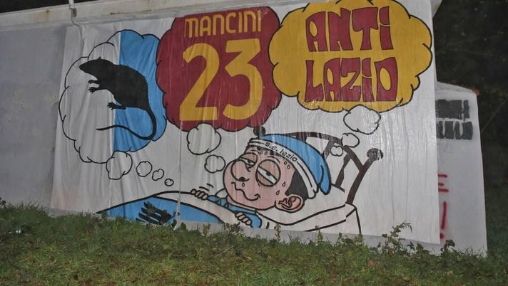 Il ratto, Mancini e Anti-Lazio: lo striscione della Sud nel derby esposto a Trigoria Il ratto, Mancini e Anti-Lazio: lo striscione della Sud nel derby esposto a Trigoria - immagine 1