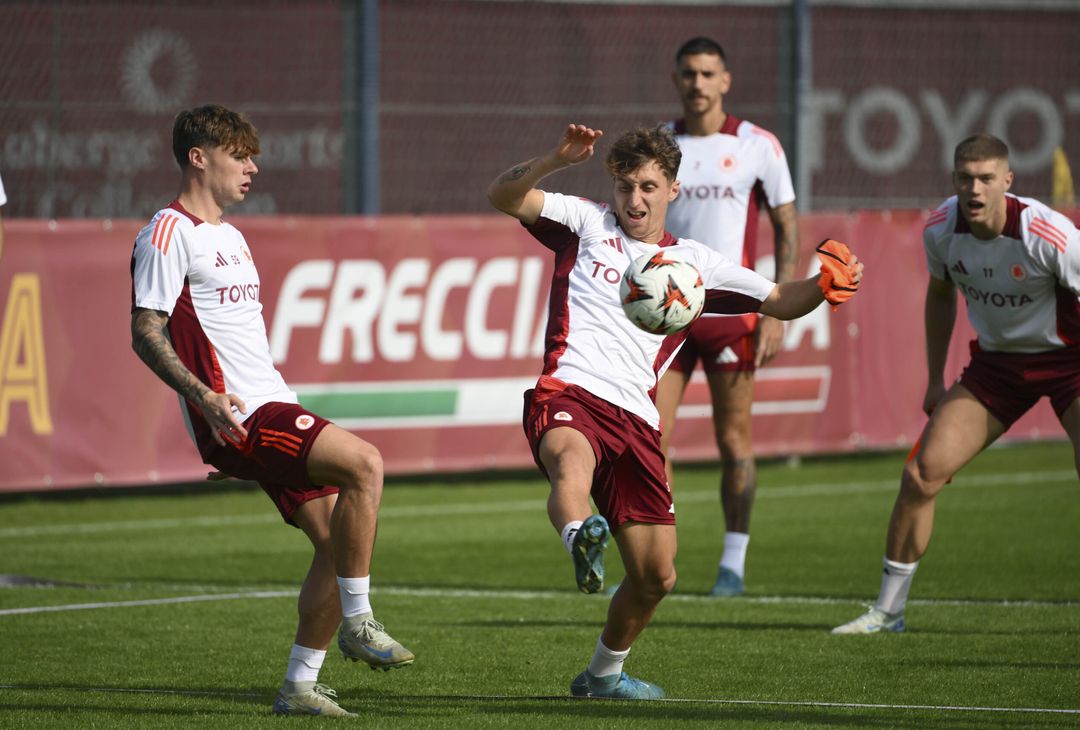 Roma, l’allenamento a Trigoria in vista della Dinamo Kiev – FOTO GALLERY - immagine 24