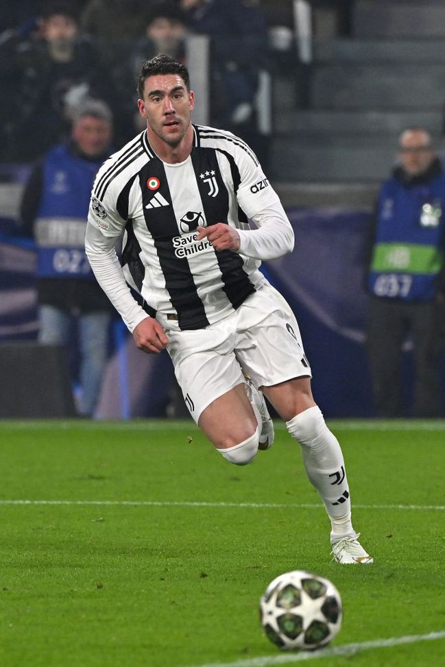 TURIN, ITALY - FEBRUARY 11: Dusan Vlahovic of Juventus runs with the ball during the UEFA Champions League 2024/25 League Knockout Play-off first leg match between Juventus and PSV at Juventus Stadium on February 11, 2025 in Turin, Italy. (Photo by Filippo Alfero - Juventus FC/Juventus FC via Getty Images) Tema centravanti: da Hojlund a Vlahovic passando per le piste alternative- immagine 4