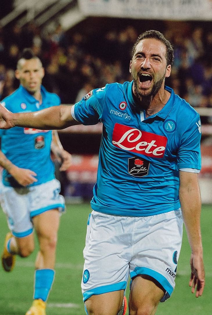 Poco più di 48 ore separano Fiorentina-Napoli dal suo fischio d'inizio. Valevole per la 3ª giornata di Serie A, la gara andrà in scena domani, sabato 13 settembre, alle 20:45. Nel frattempo, per smorzare l'attesa, l'account Instagram della società partenopea ha pubblicato un post composto da ben dieci fotografie, una per ogni battaglia che ha avuto per protagoniste, sotto i riflettori dello Stadio Artemio Franchi, la compagine gigliata e quella azzurra. Un viaggio che parte dalla stagione 2013/14 e che termina con lo scontro più recente: quello dell'annata 2024/25.