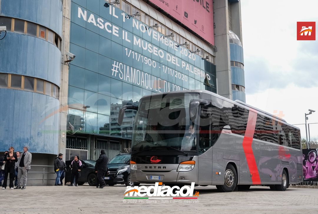 FOTO Palermo: la squadra verso Benevento. Cori e striscioni al “Barbera” (La Gallery) - immagine 36