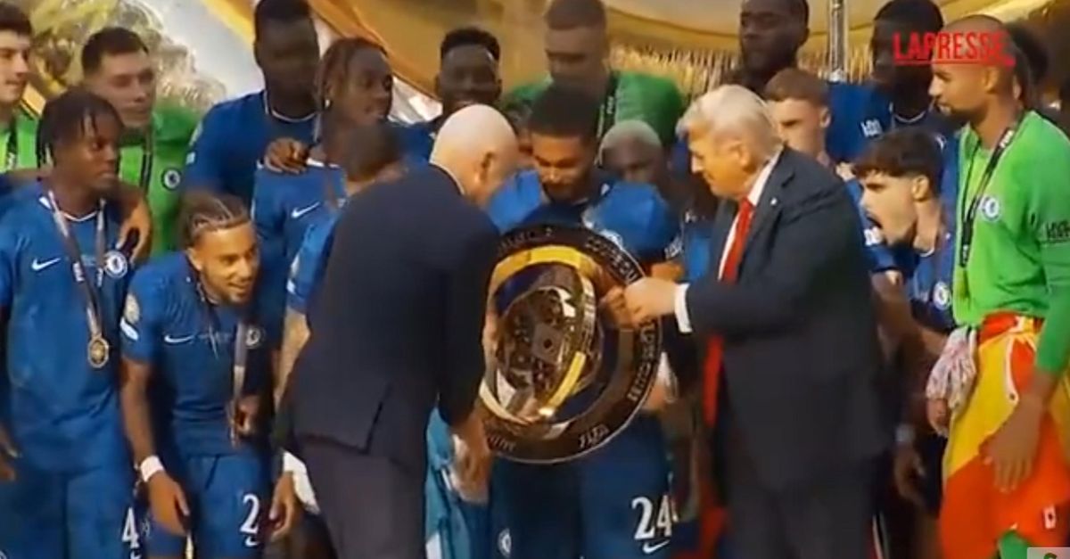 video mondiale per club trump gaffe clamorosa durante la premiazione del chelsea