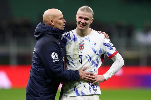 Milano, Italia - 16 novembre 2025: Ståle Solbakken ed Erling Haaland. (Foto di Marco Luzzani/Getty Images) Italia-Norvegia, Haaland: “Mancini mi toccava il sedere e questo mi ha motivato”- immagine 2