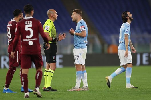 ROME, ITALY - MAY 18: Ciro Immobile of S.S. Lazio interacts with Match Referee Michael Fabbri during the Serie A match between SS Lazio and Torino FC at Stadio Olimpico on May 18, 2021 in Rome, Italy. Sporting stadiums around Italy remain under strict restrictions due to the Coronavirus Pandemic as Government social distancing laws prohibit fans inside venues resulting in games being played behind closed doors. (Photo by Paolo Bruno/Getty Images) Pieretti (Radio Sportiva): “Caso tamponi? Il Toro ha forzato la mano”- immagine 3