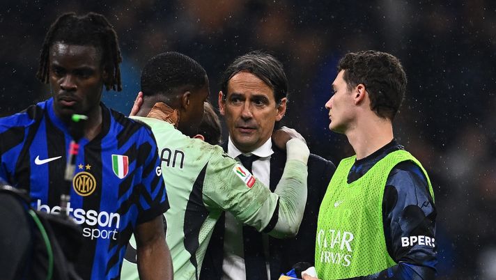 MILAN, ITALY - APRIL 23: Head Coach of FC Internazionale Simone Inzaghi hugs Mike Maignan of AC Milan at the end of the coppa Italia Semi Final match between FC Internazionale and AC Milan at Stadio Giuseppe Meazza on April 23, 2025 in Milan, Italy. (Photo by Mattia Ozbot - Inter/Inter via Getty Images) Libero: “L’Inter dura solo 30 minuti e ora potrebbe chiudere a 0 titoli. Il Milan a 2” - immagine 1