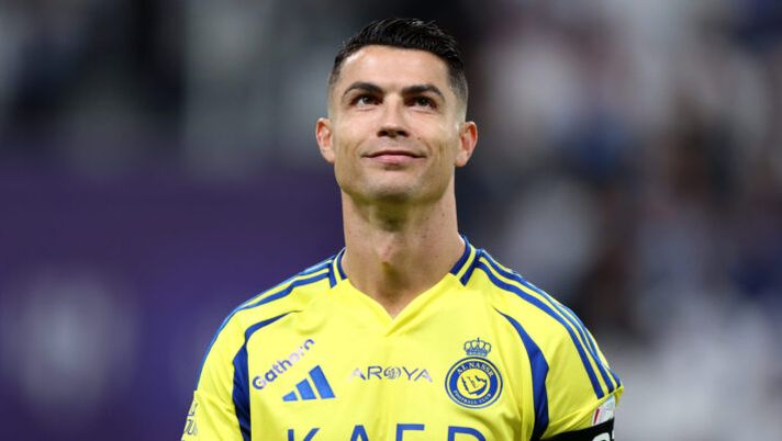 RIYADH, SAUDI ARABIA - APRIL 04: Cristiano Ronaldo of Al Nassr looks on prior to the Saudi Pro League match between Al Hilal v Al Nassr in the Kingdom Arena on April 04, 2025 in Riyadh, Saudi Arabia. (Photo by Yasser Bakhsh/Getty Images) Romano: “Inter, la verità sulle voci su Cristiano Ronaldo al Mondiale per Club” - immagine 1