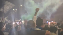 Tifosi in delirio per l’arrivo del Napoli, intonano il celebre coro “Sarò con te”