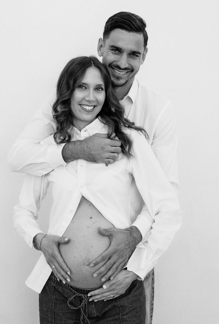 La famiglia Meret in posa in attesa del secondogenito: i dolci scatti – GALLERY - immagine 2
