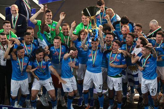 Alex Meret festeggia con i suoi compagni lo scudetto vinto con il Napoli lo scorso maggio. (Photo by Jonathan Moscrop/Getty Images) Napoli, UFFICIALE: Alex Meret ha rinnovato con i partenopei fino al 2027- immagine 4